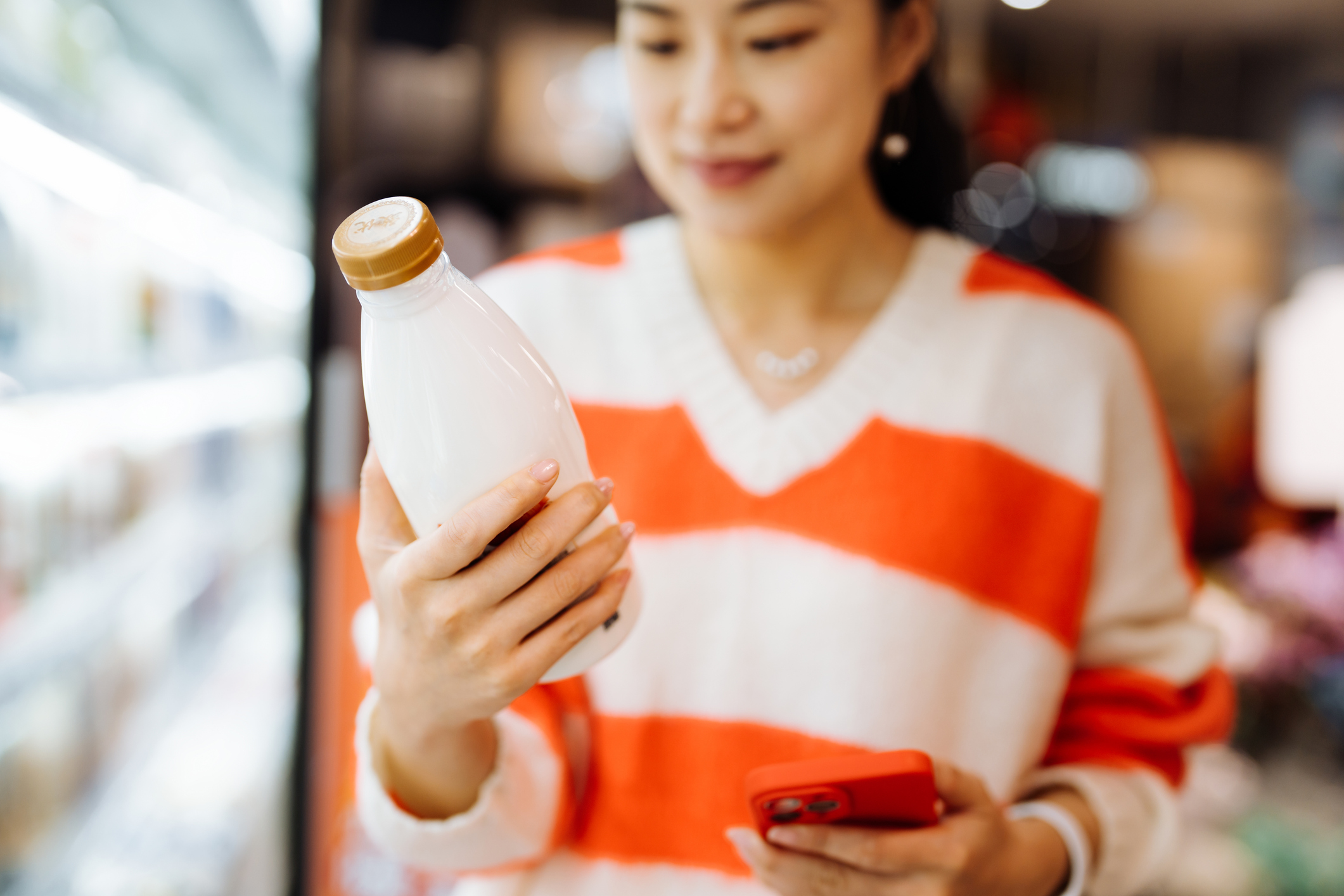 women-reading-nutrition-label